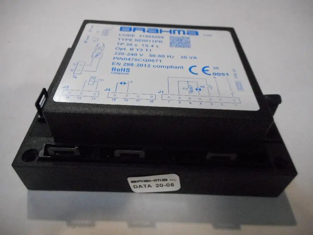 Steuerbox der Marke Remeha mit verschiedenen Anschlussmöglichkeiten und technischen Angaben auf der Oberseite, umgeben von einem schwarzen Gehäuse.